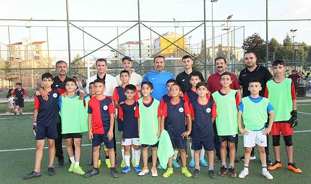 Çocuklar Başkan Şerifoğulları'nı "Büyük Başkan" sloganlarıyla karşıladı