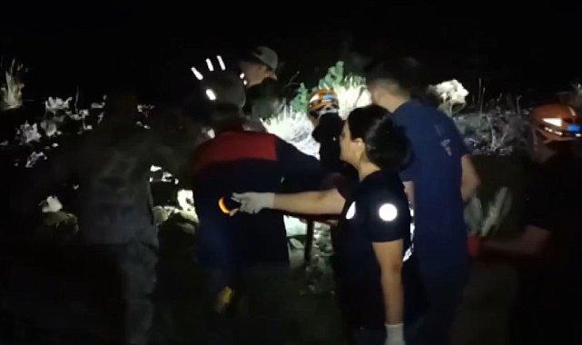 Dereye uçan otomobilde sıkışan yaralıyı AFAD kurtardı