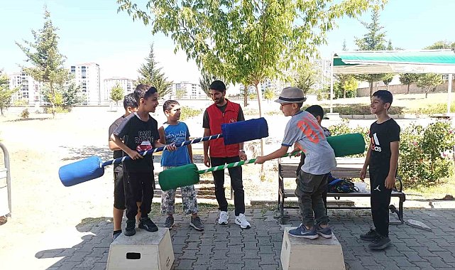Elazığ Gençlik Merkezi gönüllülerinden cami temizliği