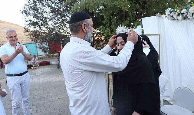 Elazığ'da hafızlığı tamamlayan öğrencelere icazet ve taç takma töreni düzenlendi