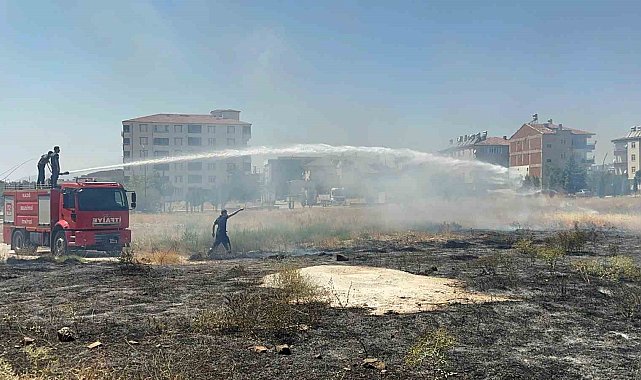 Elazığ'da mahalle arasında çıkan ot yangını söndürüldü