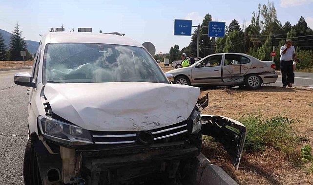 Elazığ'da otomobil ile hafif ticari araç çarpıştı: 8 yaralı