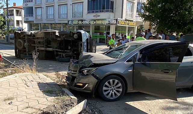 Elazığ'da otomobille çarpışan minibüs yan yattı: 2 yaralı