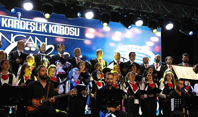 Erzincan'da farklı meslek gruplarından insanların bir araya geldiği "Kardeşlik Korosu" konser verdi