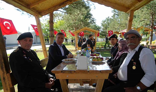 Erzincan'da gözyaşlarını tutamayan şehit aileleri duygu dolu anlar yaşattı