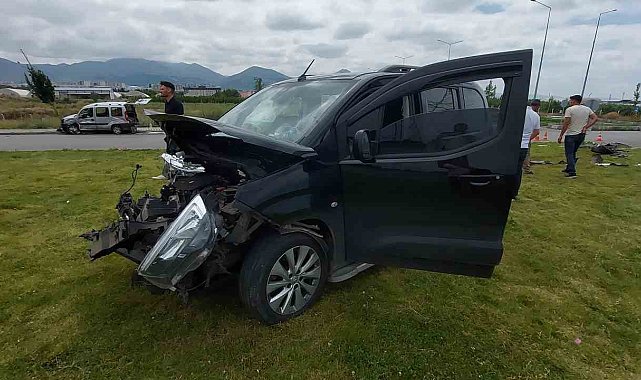 Erzurum'da araçlar kafa kafaya çarpıştı: 9 yaralı