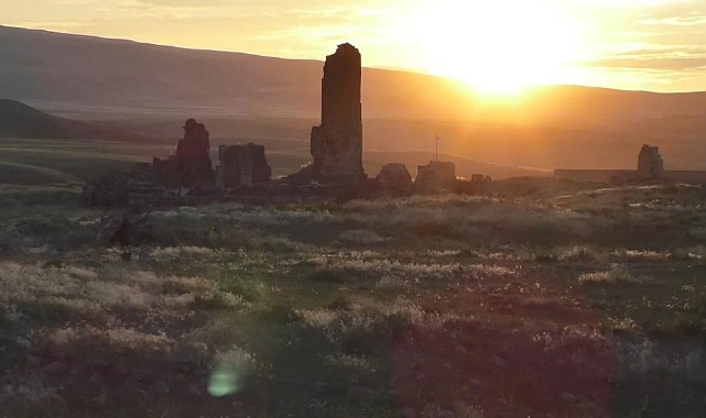 Gazi Kars günbatımında kızardı