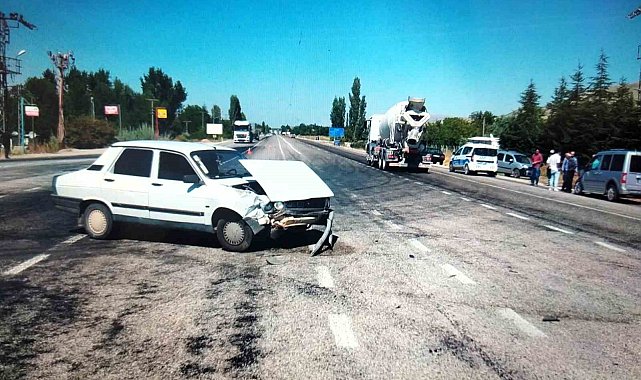 Hafif ticari araçla otomobil çarpıştı: 2 yaralı