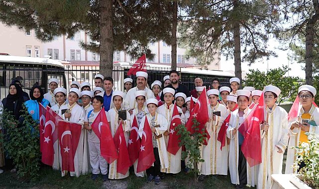 Hafız çocuklar, şehitlerin kabirleri başında Kur'an-ı Kerim okudu