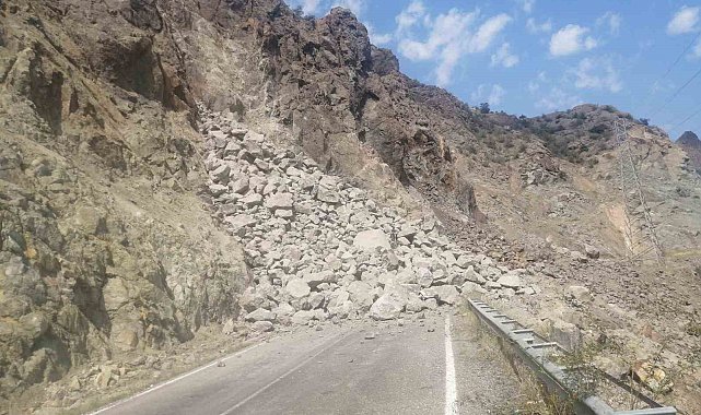 Heyelan nedeniyle Oltu - Artvin karayolu yolu kapandı