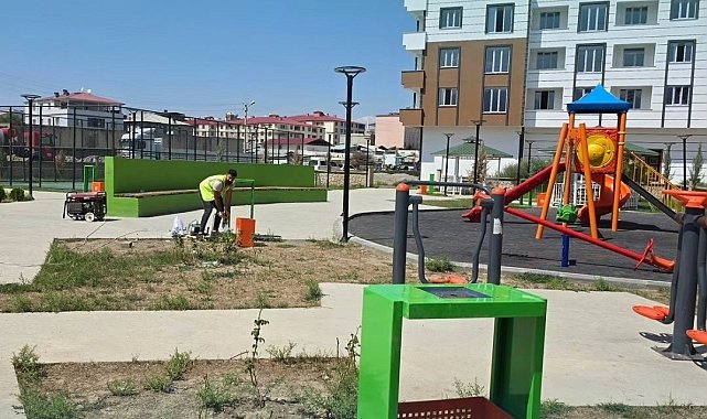 Iğdır'da şehrin farklı yerlerine çöp kovaları bırakıldı