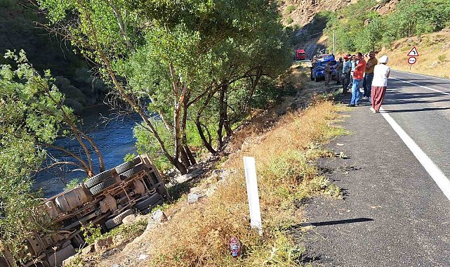 Kamyon şarampole devrildi: 1 yaralı