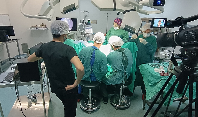 Kapalı yöntemle yapılan ameliyat canlı yayında izlendi