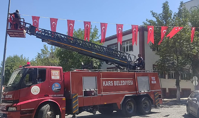 Kars bayraklarla donatıldı