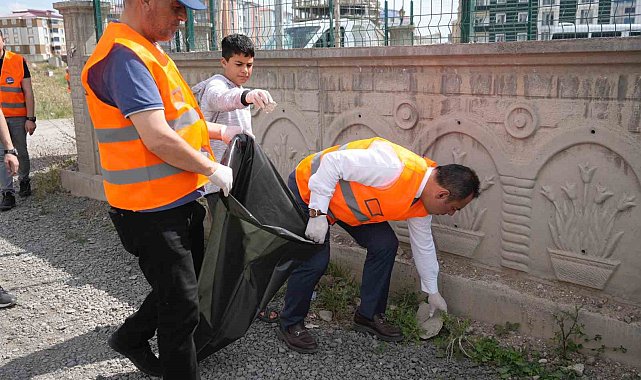 Kars Belediye Başkanı Senger, çevre temizliğine katıldı