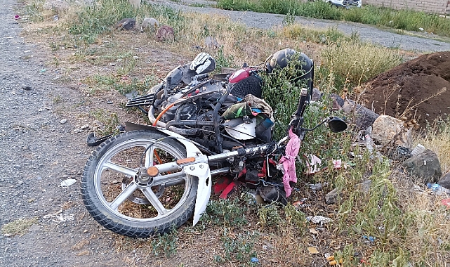 Kars'ta motosikletle kamyonet çarpıştı, 1 kişi ağır yaralandı
