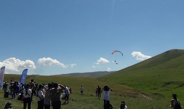 Kars'ta semalar yamaç paraşütüyle renklendi