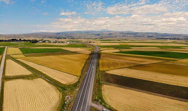 Kars'ta halı ve kilim desenine bürünmüş tarım arazileri dron ile görüntülendi