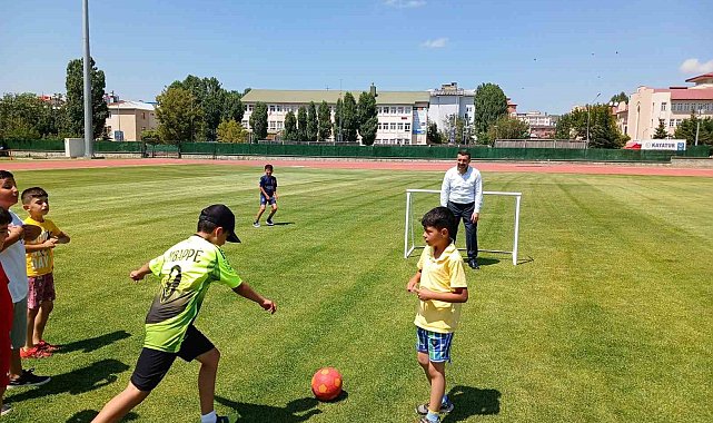 AK Parti Kars Milletvekili Çalkın, çocuklarla top oynadı