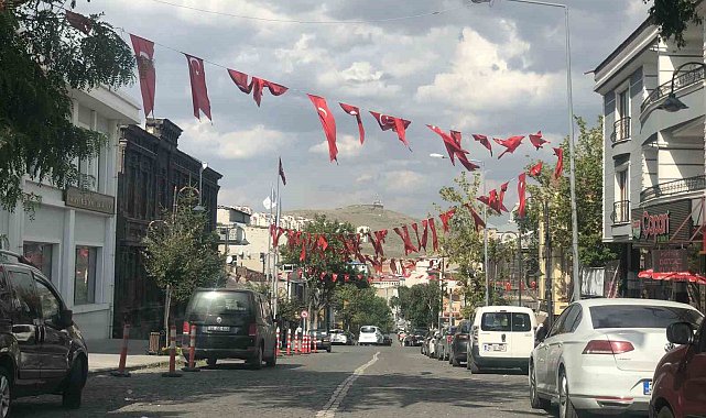 Kars'ta Zafer Bayramı öncesinde caddeler bayraklarla donatıldı