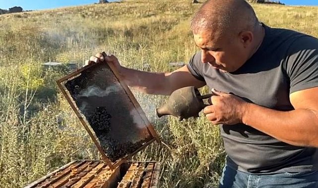 Karslı arıcı, 120 yıllık Terrakota ile arıların sakinleşmesini sağlıyor