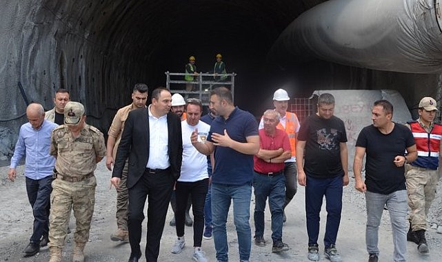 Kaymakam Demir, Tatvan Çevre Yolu T-2 Tüneli çalışmalarını inceledi