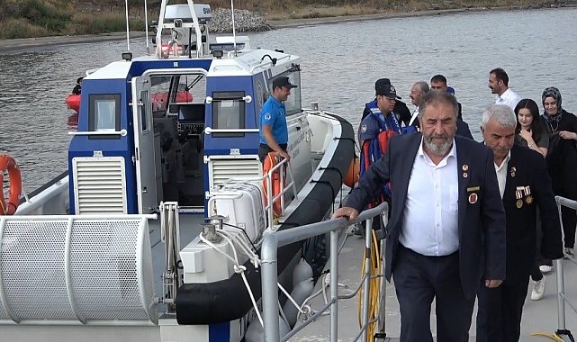 Kıbrıs gazilerine deniz polislerinden jest