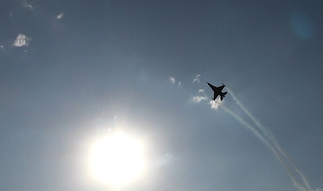 Malazgirt'te SOLOTÜRK gösterisi nefes kesti