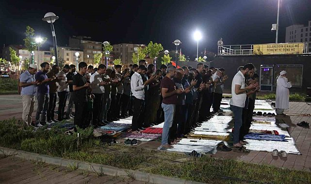 Muş&#039;ta vatandaşlar Filistin için namaz kılıp dua etti