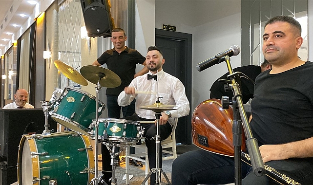 Müzisyen damat kendi düğününde bateri çaldı