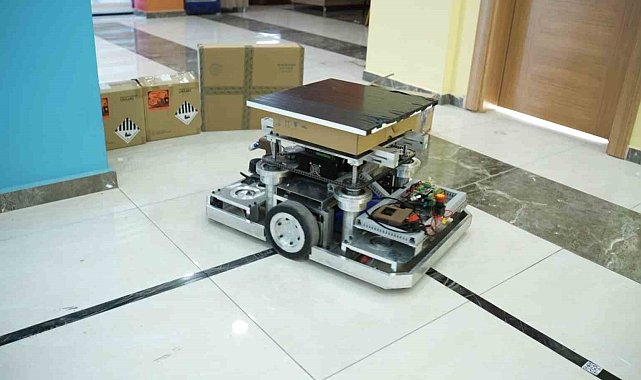Öğrenciler tamamen otonom çalışan robot üretti