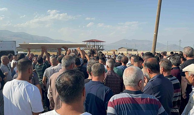 Otobüs kazasında hayatını kaybeden 5 kişi Ağrı'da toprağa verildi