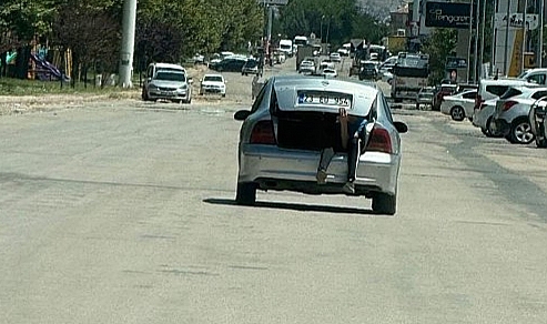 Otomobilin bagajında tehlikeli yolculuk