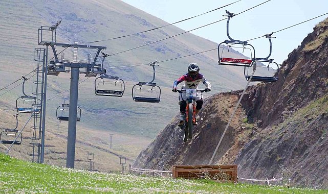 Palandöken'in zirvesinde aşağı pedal çevirdiler