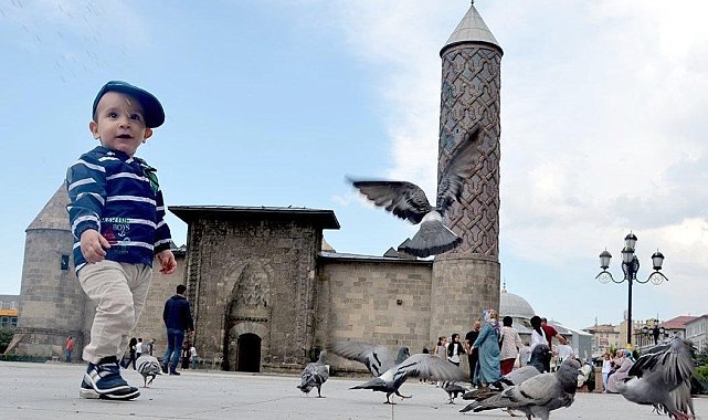 "Sıcak havalarda bol, hafif ve açık renkli giyinin"