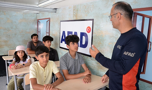 Sarıkamış'ta simülasyon tırında deprem eğitimi verildi