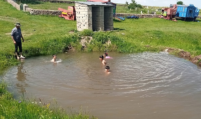 Sıcaktan bunalan çocuklar soluğu derede aldı