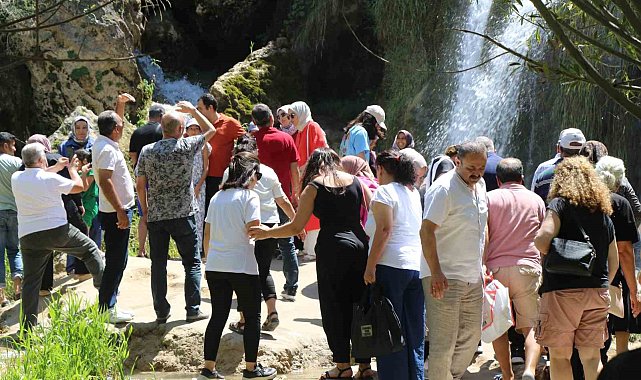 Sıcaktan kaçan şelalede serinledi