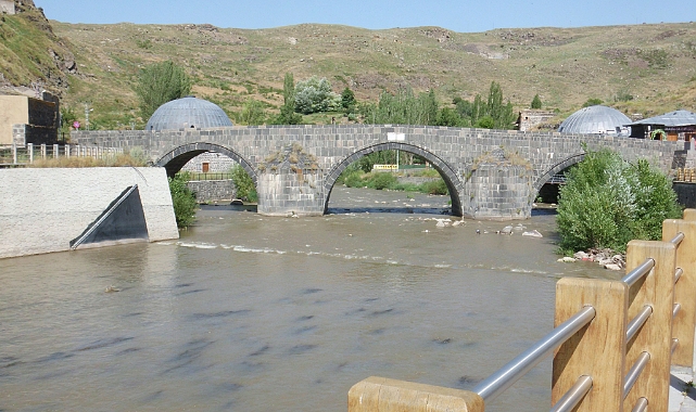 Taş köprü fotoğrafçıların uğrak yeri oldu