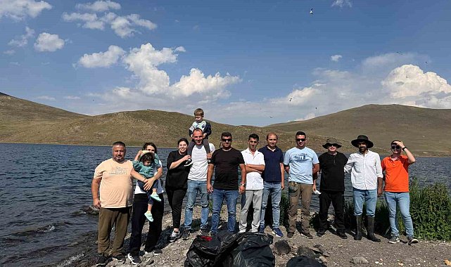 Taşlıçay Balık Gölü adasında kuşlar için temizlik seferberliği