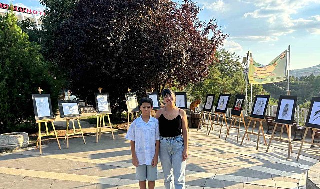 Tunceli'de 11 yaşındaki çocuk kent meydanında resim sergisi açtı