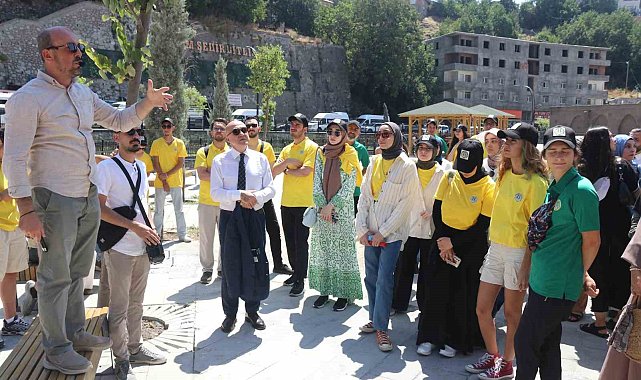 Turistik trenle Bitlis'e gelen öğrenciler tarihi mekanları gezdi