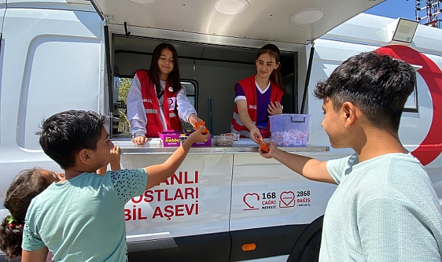 Türk Kızılay Selim'de çocukları sevindirdi