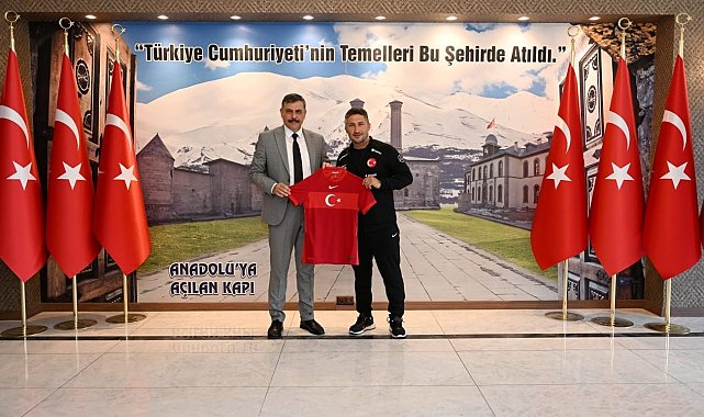 Sabri Sarıoğlu, Vali Çiftçi'ye milli takım forması hediye etti