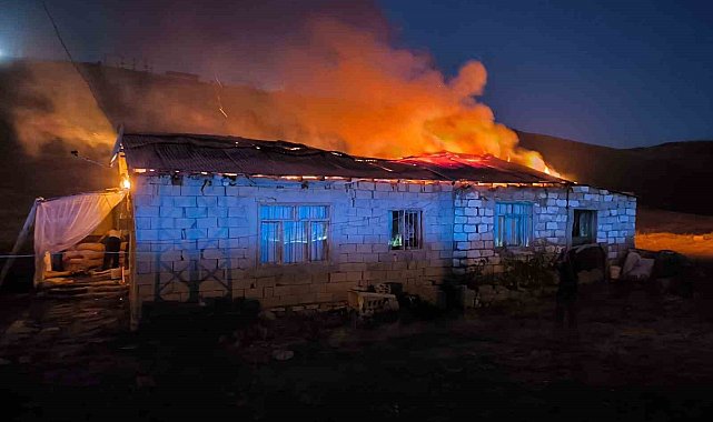 Van'da çatı yangını