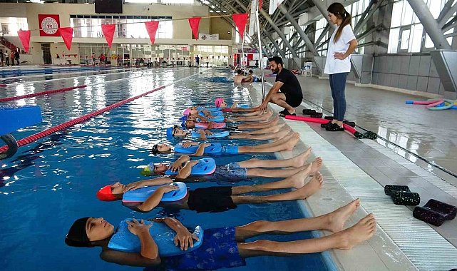 Van'da "Yüzme Bilmeyen Kalmasın" projesiyle 56 bin kişi yüzme öğrendi