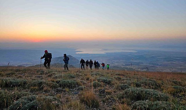 Vangölü Aktivistleri Derneği üyeleri Süphan Dağı'na tırmandı