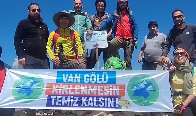 Vanlı 12 doğasever Reşko Zirvesi'ne tırmandı: "Van Gölü temiz kalsın kirlenmesin" pankartı açtılar