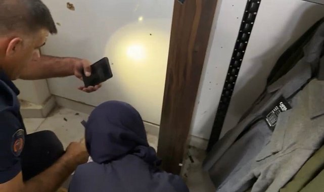 Yavru kedi mahsur kaldı, annesi kurtarılmasını bekledi