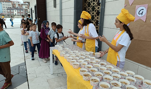 Yaz okulunda aşure dağıttılar